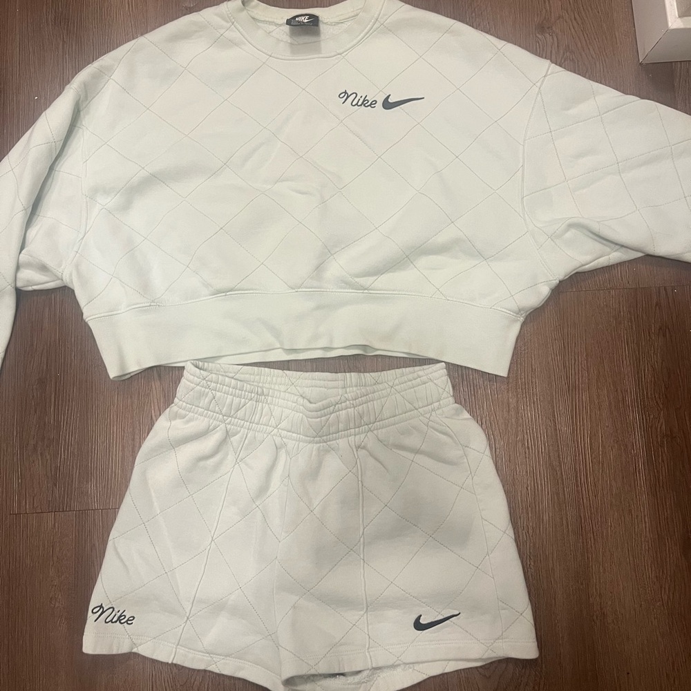 Nike Sweatset - Crewneck and shorts set